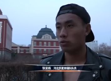 A妹的哥哥弗兰基·格兰德和男友“海绵宝宝”伊桑·斯莱特也一同亮相。