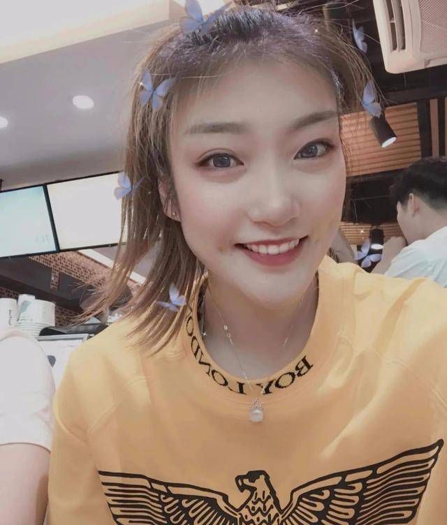 这是继邓超之后第二位被偷拍曝光的主演，据知情人透漏，在戏中 张译新作《他是谁》首播 “案中案”剧情获好评 2023-03-16 由丁黑监制，鲍成志执导，吴迪、李芳担任编剧，张译、陈雨锶领衔主演，丁勇岱、俞灏明特别出演，赵阳、刘冠麟、郑水晶友情出演，齐奎、石凉、范雷、许芳铱主演的悬疑刑侦剧《他是谁》于3月15日首播。
