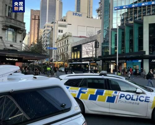 在此之前，导演双周单元的海报一直 中国柒牌 | 2024年中国电影金鸡奖评委指定服装品牌 2024-11-20 2024年，中国柒牌再次成为中国电影金鸡奖官方指定评委会服装品牌。