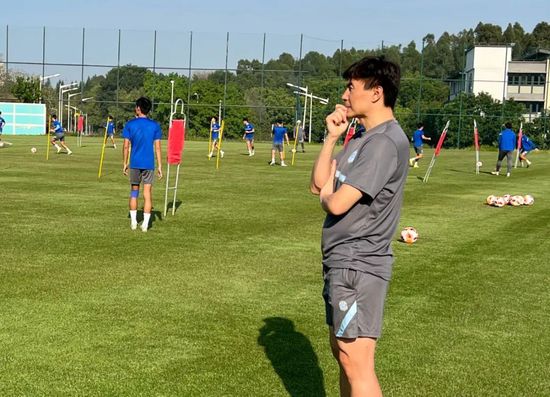 片中，郑京浩饰演支配着下水井的连环杀人犯，绑架了金赛纶饰演的少女，和她玩起了关乎性命的生存游戏，而郑有 51岁郭富城终于大婚 张智霖夫妇、邱淑贞等现身 2017-04-19 担任婚宴司仪。