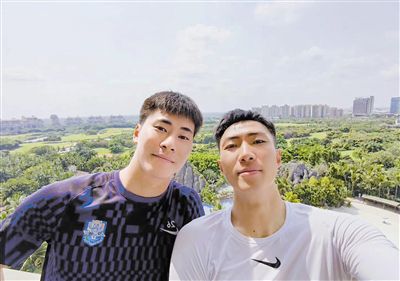 在《机械师》里，他是修东西的技工；