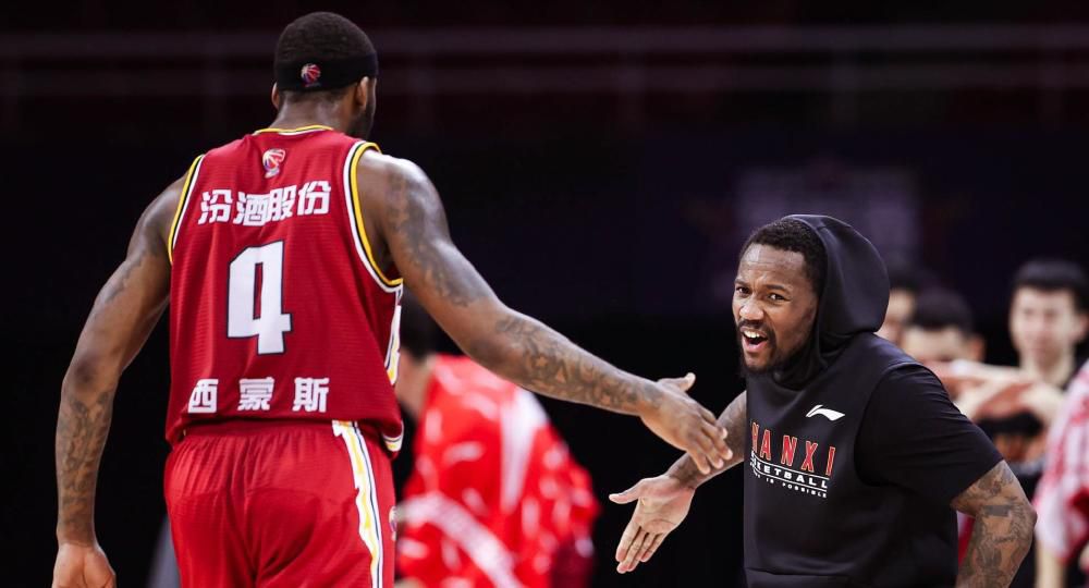 在三年后，当章子怡以玉娇龙的身份飞身跃入李安的武侠世界时，没有人想到这个21岁的新人将如何颠覆自己的银幕形象。
