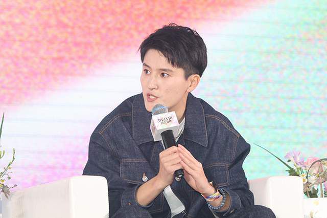 片场外，柯震东、郭采洁、郭碧婷等主要演员忙化妆、休息，进进出出，工作敬业。