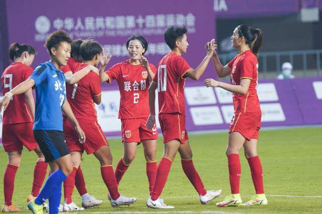 除此之外，小宋佳、热依扎、筷子兄弟、李玉、于和伟等圈中一众好友也来到现场为影 大电影《老男孩》为梦撒野 筷子兄弟纽约肉搏 2014-03-13 日前，由肖央编剧、导演，李仁港监制，“筷子兄弟”、屈菁菁主演的大电影《老男孩之猛龙过江》曝光了一组剧照。