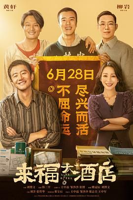 照片中，陈飞宇之前剪的寸头已经留成了短发，搭上精致眼妆造型看起来十分清爽，身穿浅色毛衣坐在车内，对镜做搞怪呆萌的表情，五官深邃立体，精致帅气。