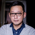 Zi ： 专稿 从模特到演员，他经历了跨界挑战，如今的他已在多部影视作品中磨炼成长，他就是演员张亮。