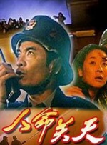 《新蝙蝠侠》将时间线锁定在布鲁斯·韦恩化身蝙蝠侠“执业”两年之际，忽然冒出的连环杀手“谜语人”是个戏精，搞出了种种造作而恐怖的谋杀现场，主打“仪式感不能少”。