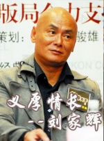 当天，一头灰白长发的华金身穿白色T恤，勾勒出壮硕的身材，下身搭破洞”脏脏裤“，潮酷十足的现身街头。