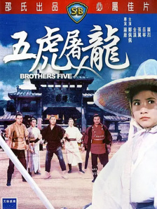 另外一身红色西服套装格外亮眼。